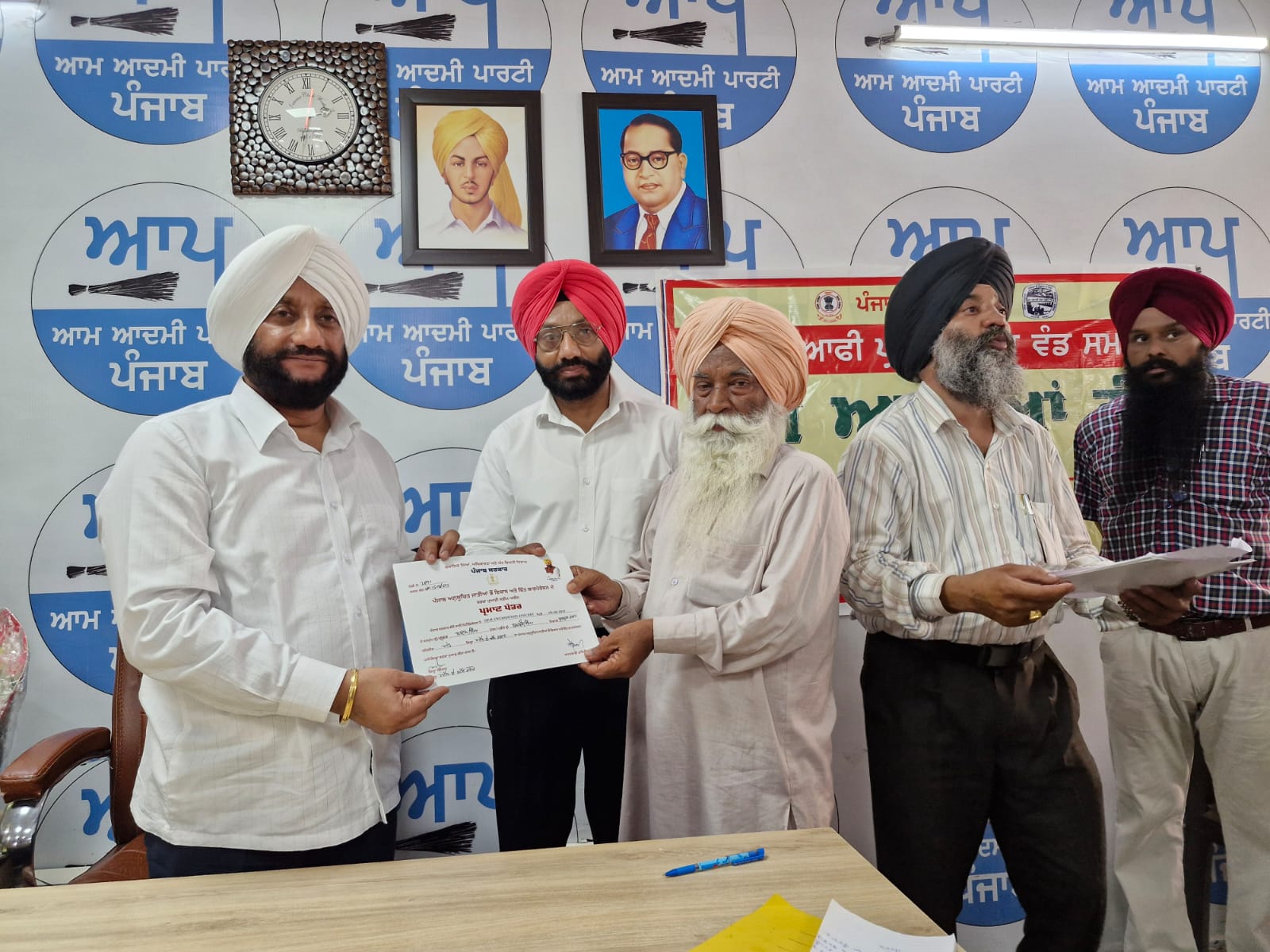 ਵਿਧਾਇਕ ਕੁਲਵੰਤ ਸਿੰਘ ਵੱਲੋਂ 20 ਲਾਭਪਾਤਰੀਆਂ ਨੂੰ ਵੰਡੇ ਗਏ 42 ਲੱਖ ਦੇ ਕਰਜ਼ਾ ਮੁਆਫੀ ਪ੍ਰਮਾਣ ਪੱਤਰ